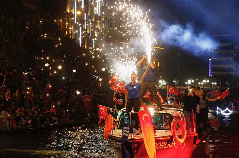 Eskişehir'de 30 Ağustos Zafer Bayramı dolayısıyla fener alayı ve havai fişek gösterisi düzenlendi.