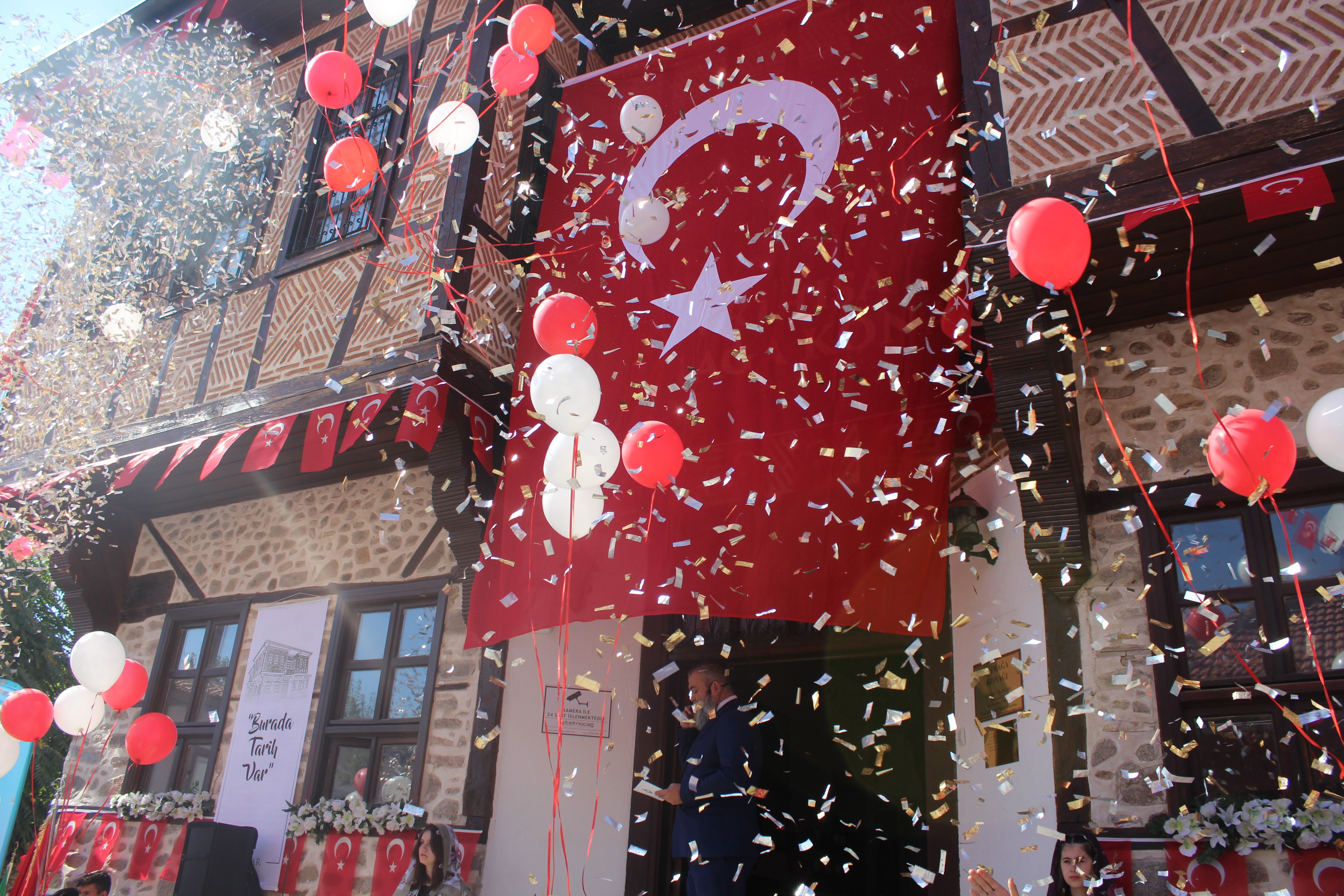 Yapılan konuşmaların akabinde iki öğrenci şiir okudu. Sivrihisar Cumhuriyet Anadolu Lisesi Es Dans Halk Oyunları Topluluğu, Geleneksel Eskişehir ve Sivrihisar Yöresi Kız Oyunları sergilendi. Halk oyunlarını takiben Zeybek Oyunu vatandaşlara sergilendi. Hükümet Meydanı’ndaki program Kocaeli Kartepe Belediyesi’nden Çocuk Mehteran Takımı ile sona erdi. Vatandaşlar çalınan marşlara eşlik etti.