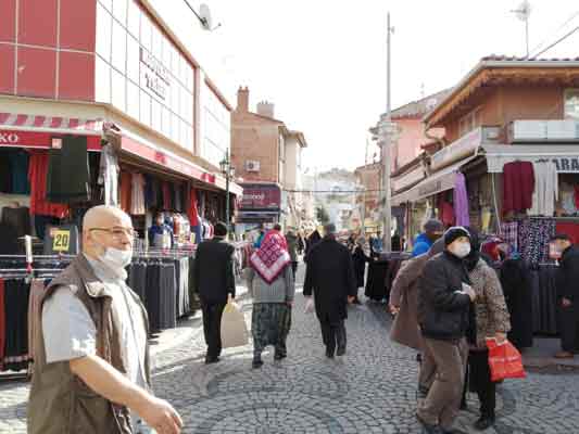 Gülcan Tınbır:  “Çok tedirgin ediyor bizi. İşim olmasa ben çok nadir çıkıyorum dışarı. Dışarı çıkmıyorum çünkü yaşlı bir teyzeye bakıyorum. Kendi sağlığım için de çıkmıyorum. İki maske birden takıyorum. Tedbirleri artırdık. Evde temizliğimiz bitmemişti artık daha da arttı temizlik. Ellerimiz kullanılmaz hale geldi. Haftada bir gün beş dakika çıkıp hemen alıp geliyorum. Maskelerini yerlere atmasınlar, çift maske taksınlar. Hafta sonu sözde yasak ama herkes dışarıda.”