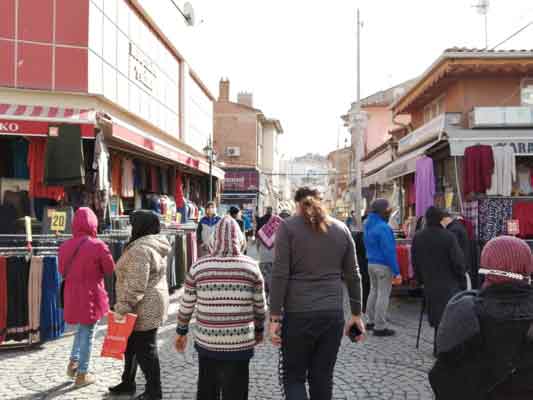 Şaban Binici: “Ben fazla kalabalığa girmediğim için çok korkmuyorum. Kalabalığa girmiyorum, ihtiyacımı alıp giriyorum eve. Önlemlerimiz hep var. Hafta sonu sokağa çıkma yasağı var ama eskisi gibi herkes dışarıda. Kimse toplum sağlığını düşünmüyor. Tedbirlerimde değişen bir şey yok. Kalabalık yerlere girenler düşünsün. Eskişehirliler kültürlüdür onlara güveniyorum.”