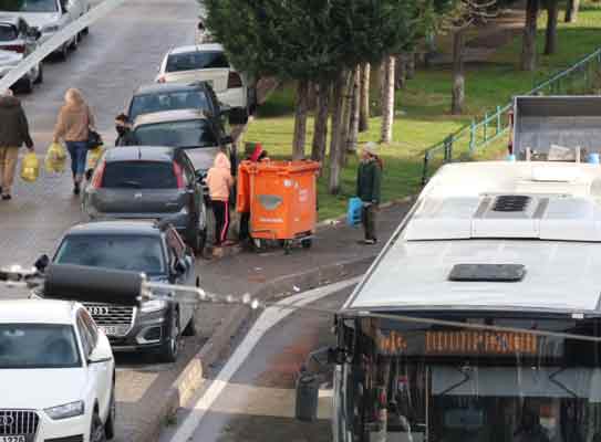 Trafik ışığının yeşile dönmesiyle hızla yol kenarındaki refüje çıkan çocuklar, her gün tehlike içerisinde yaşıyor.