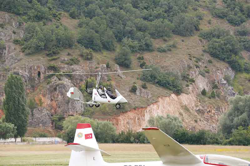 Hayatı boyunca planör uçağa binmemiş vatandaşlar da, pilotlar eşliğinde uçuşlar yaparak festivale renk kattılar. İlk kez düzenlenen Türk Hava Kurumu Havacılık Festivali, 26 Haziran tarihine kadar misafirlerini ağırlamaya devam edecek.