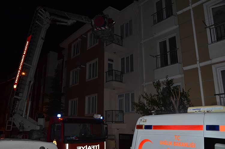 Eskişehir’de intihar teşebbüsünde bulunan bir genç kız, polis ve itfaiye ekipleri tarafından nefes kesen bir operasyonla kurtarıldı.