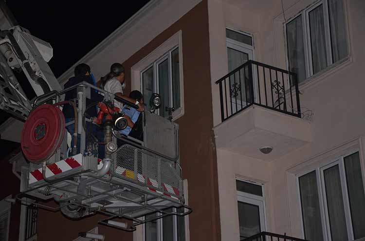 Eskişehir’de intihar teşebbüsünde bulunan bir genç kız, polis ve itfaiye ekipleri tarafından nefes kesen bir operasyonla kurtarıldı.