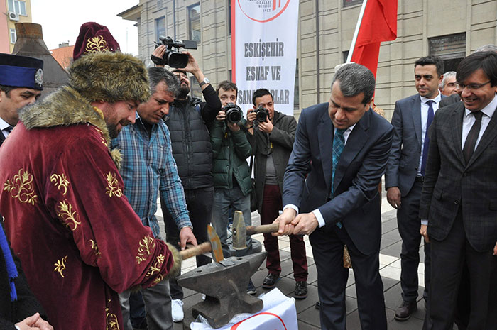 Türk Dünyasının yeni yılın başlangıcı olarak kabul ettiği Nevruz Bayramı, Eskişehir Valilik Meydanında yapılan etkinliklerle kutlandı. 