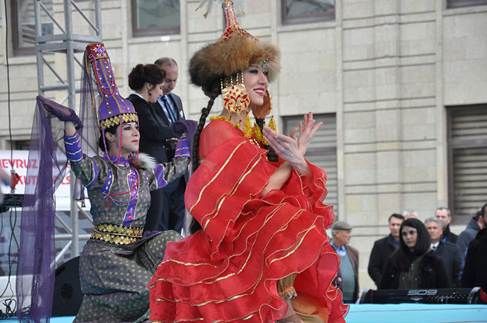 Türk Dünyasının yeni yılın başlangıcı olarak kabul ettiği Nevruz Bayramı, Eskişehir Valilik Meydanında yapılan etkinliklerle kutlandı. 