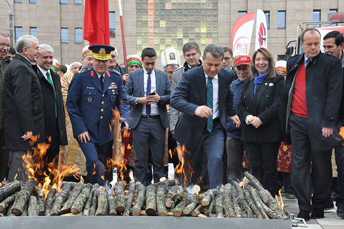 Türk Dünyasının yeni yılın başlangıcı olarak kabul ettiği Nevruz Bayramı, Eskişehir Valilik Meydanında yapılan etkinliklerle kutlandı. 