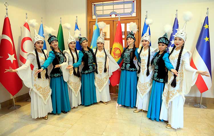 Türk Dünyası'nın yeni yılın başlangıcı olarak kabul ettiği Nevruz Bayramı, Valilik Meydanı'nda çeşitli etkinliklerle kutlandı. 