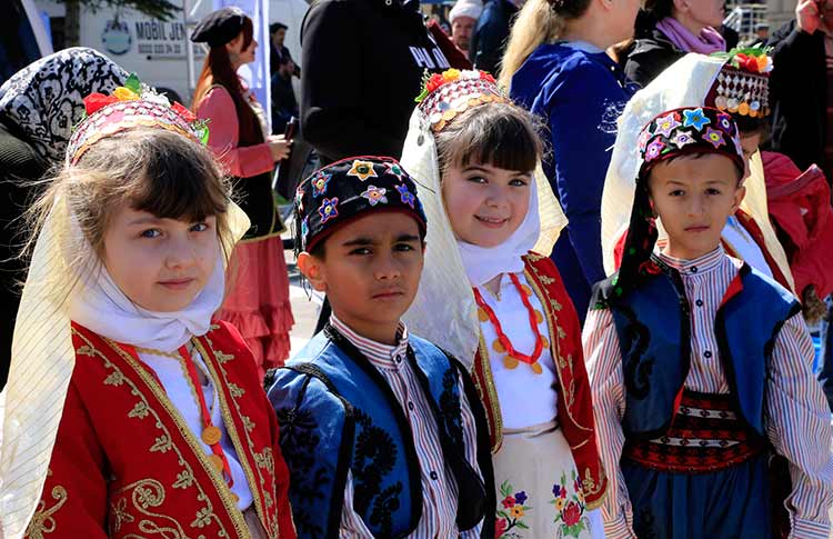 Türk Dünyası'nın yeni yılın başlangıcı olarak kabul ettiği Nevruz Bayramı, Valilik Meydanı'nda çeşitli etkinliklerle kutlandı. 