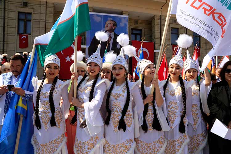 Türk Dünyası'nın yeni yılın başlangıcı olarak kabul ettiği Nevruz Bayramı, Valilik Meydanı'nda çeşitli etkinliklerle kutlandı. 