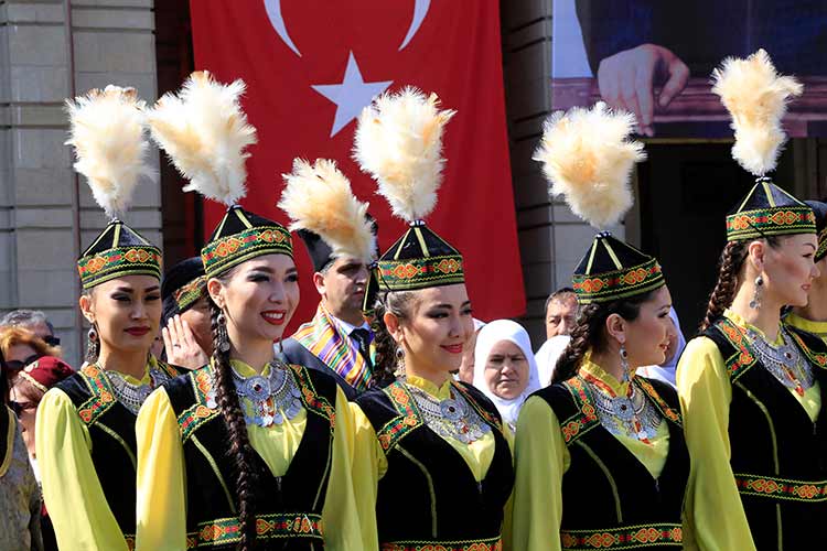 Türk Dünyası'nın yeni yılın başlangıcı olarak kabul ettiği Nevruz Bayramı, Valilik Meydanı'nda çeşitli etkinliklerle kutlandı. 