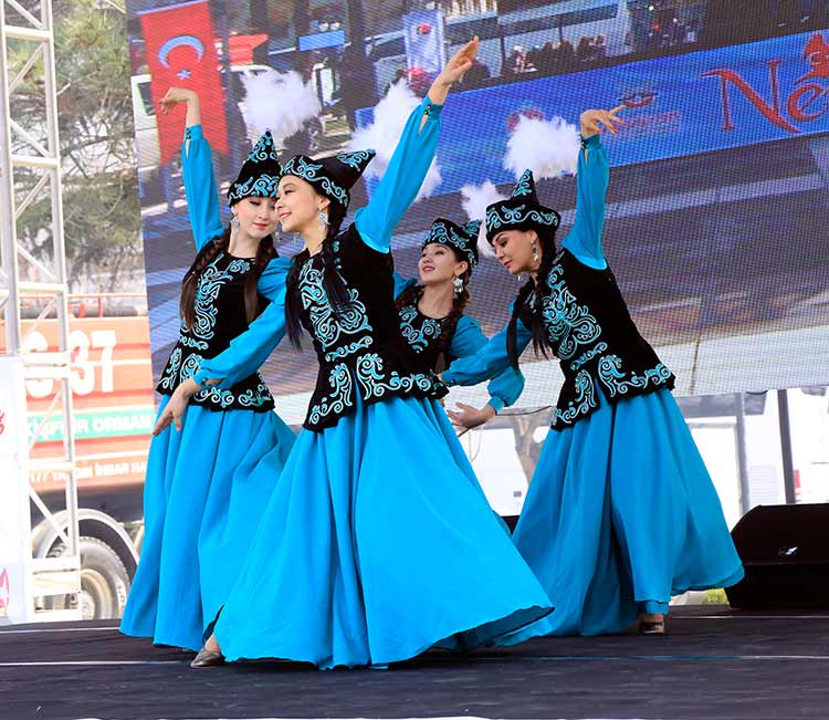 Türk Dünyası'nın yeni yılın başlangıcı olarak kabul ettiği Nevruz Bayramı, Valilik Meydanı'nda çeşitli etkinliklerle kutlandı. 