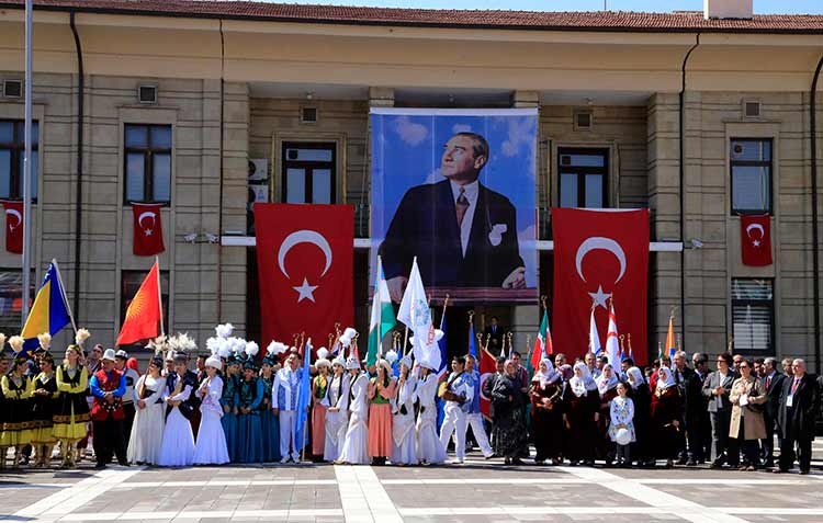 Türk Dünyası'nın yeni yılın başlangıcı olarak kabul ettiği Nevruz Bayramı, Valilik Meydanı'nda çeşitli etkinliklerle kutlandı. 