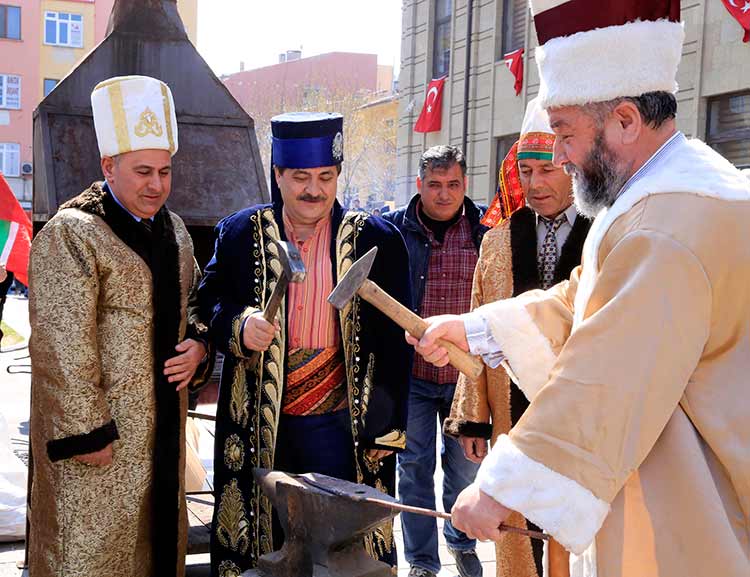 Türk Dünyası'nın yeni yılın başlangıcı olarak kabul ettiği Nevruz Bayramı, Valilik Meydanı'nda çeşitli etkinliklerle kutlandı. 