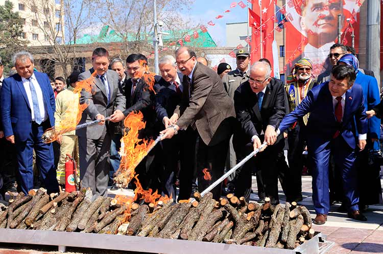 Türk Dünyası'nın yeni yılın başlangıcı olarak kabul ettiği Nevruz Bayramı, Valilik Meydanı'nda çeşitli etkinliklerle kutlandı. 