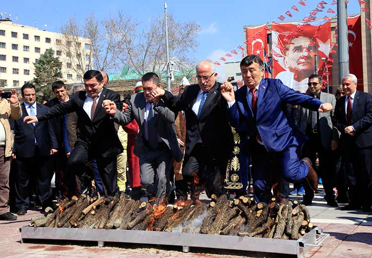 Türk Dünyası'nın yeni yılın başlangıcı olarak kabul ettiği Nevruz Bayramı, Valilik Meydanı'nda çeşitli etkinliklerle kutlandı. 