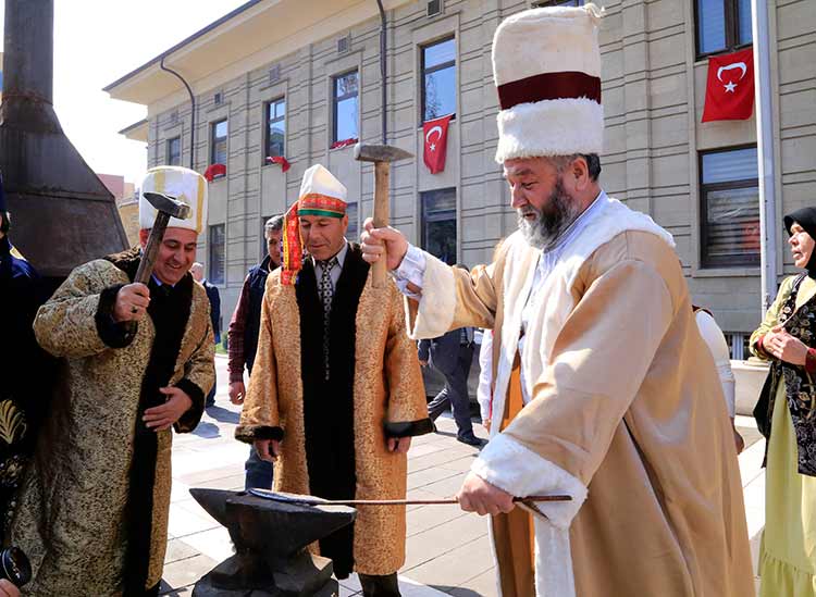 Türk Dünyası'nın yeni yılın başlangıcı olarak kabul ettiği Nevruz Bayramı, Valilik Meydanı'nda çeşitli etkinliklerle kutlandı. 