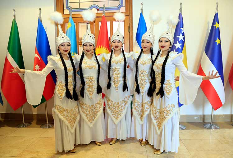 Türk Dünyası'nın yeni yılın başlangıcı olarak kabul ettiği Nevruz Bayramı, Valilik Meydanı'nda çeşitli etkinliklerle kutlandı. 