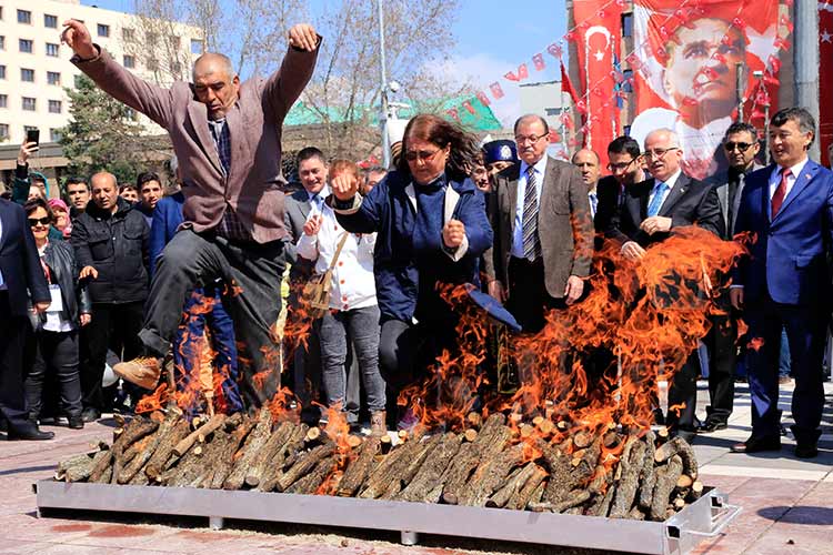 Türk Dünyası'nın yeni yılın başlangıcı olarak kabul ettiği Nevruz Bayramı, Valilik Meydanı'nda çeşitli etkinliklerle kutlandı. 