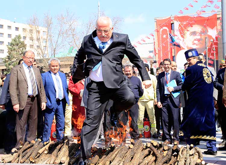 Türk Dünyası'nın yeni yılın başlangıcı olarak kabul ettiği Nevruz Bayramı, Valilik Meydanı'nda çeşitli etkinliklerle kutlandı. 