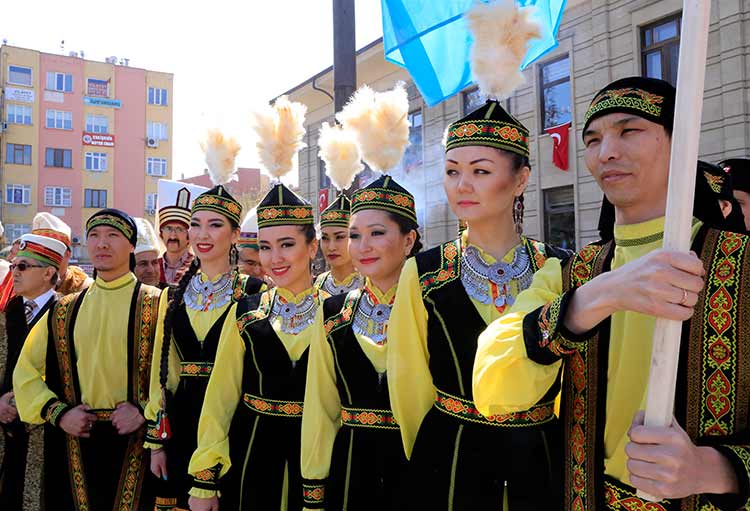 Türk Dünyası'nın yeni yılın başlangıcı olarak kabul ettiği Nevruz Bayramı, Valilik Meydanı'nda çeşitli etkinliklerle kutlandı. 