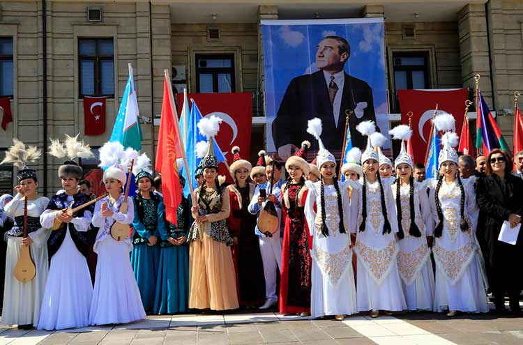 Türk Dünyası'nın yeni yılın başlangıcı olarak kabul ettiği Nevruz Bayramı, Valilik Meydanı'nda çeşitli etkinliklerle kutlandı. 