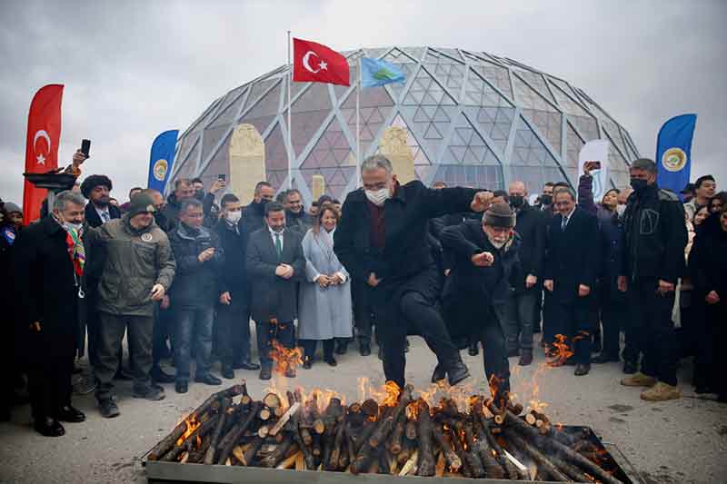 Türk dünyasında ve ülkemizde yüzyıllardan beri bayram olarak kutlanan nevruz, millet olarak bir arada huzur içinde yaşama arzusunun kuvvetlendiği, karşılıklı sevgi, dayanışma ve hoşgörünün yaşandığı ortak bir kültür mirasımızdır.