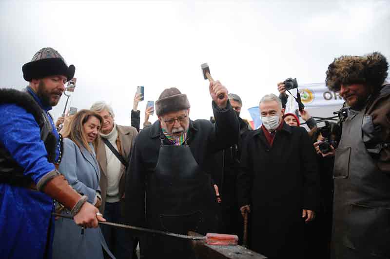 Anadolu Üniversitesi Rektörü Prof. Dr. Fuat Erdal da bu etkinliğin önemine işaret ederek, "Anadolu Üniversitesi, Türk dünyası ve tüm kardeş coğrafyaların üniversitesi olmak gibi bir misyona sahip. 