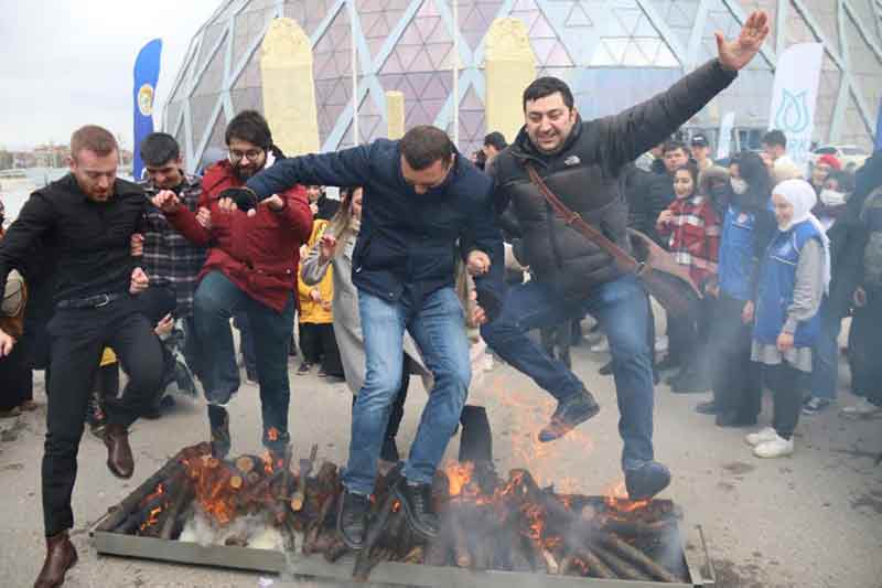 Programın sonunda Vali Erol Ayyıldız, AK Parti Eskişehir Milletvekilleri Nabi Avcı ve Emine Nur Günay ile beraberindekiler nevruz ateşi yakarak üzerinden atladı, demir dövdü.