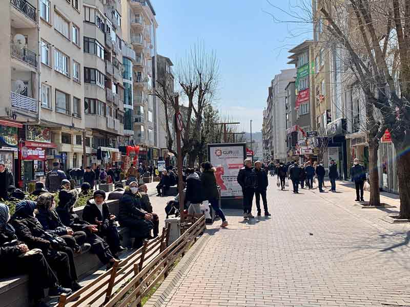 Şehrin işlek noktaları dolup taşarken, bazı vatandaşların montlarını çıkararak yarım kollu kıyafetlerle gezmesi de artan sıcaklıkların etkisini gösterdi.