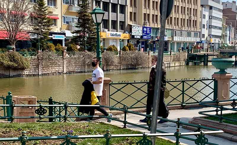 Öte yandan Meteoroloji 3. Bölge Müdürlüğü tarafından yayınlanan hava tahmin raporuna göre, öğle saatlerinden sonra aralıklı hafif yağmurlu geçeceği, gece geç saatlerde ise aralıklı yağmur, karla karışık yağmur ve kar yağışı görüleceği tahmin ediliyor. 