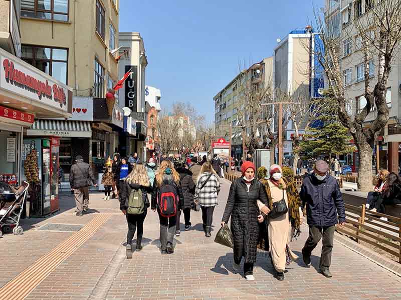 Kentte hava sıcaklığının aniden 16 dereceye çıkması, Eskişehirlilere özlenen bahar mevsimini yaşattı.