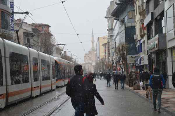 Meteoroloji 3. Bölge Müdürlüğünün paylaştığı bilgi notunda, vatandaşlara zirai don uyarısı yapılarak...