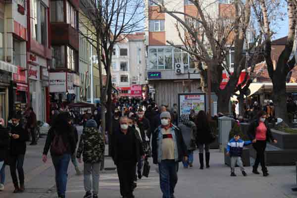 Eskişehir’de işletme sahipleri hazırlıklarını yaparken kentin en işlek caddelerinden olan Hamamyolu ve Asarcıklı Caddesi'nde kaydedilen görüntüler adeta pes dedirtti.