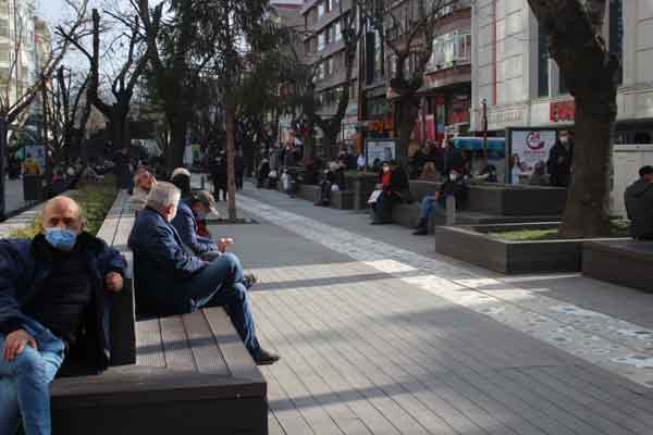 Isınan havayla insanların doldurduğu alanlarda yer yer deyim yerindeyse iğne atılsa yere düşmeyecek kalabalık gözlendi. Oluşan manzara normalleşme süreci adına endişe verdi.