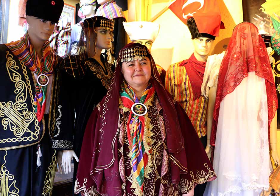 Eskişehir'de, Osmangazi Kültür Dernekleri Federasyonu tarafından, Osmanlı döneminde giyilen bazı kıyafetlerin örneklerinin sergilendiği "nostalji defilesi" yapıldı.