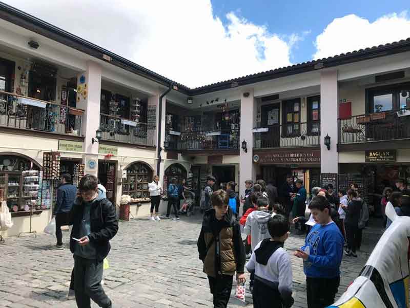 Eskişehir’in tarihi Odunpazarı bölgesinde yer alan Atlıhan El Sanatları Çarşısı’nda hafta sonu için ziyarete gelen yerli ve yabancı turistler yoğunluk oluşturdu.