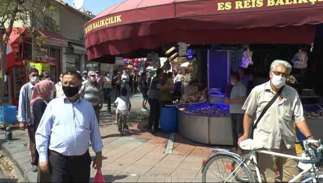 Vatandaşlar ise sosyal mesafe ve maske kurallarına uyarak uzun kuyruğa girerek verildiği balık ekmeğini aldılar.