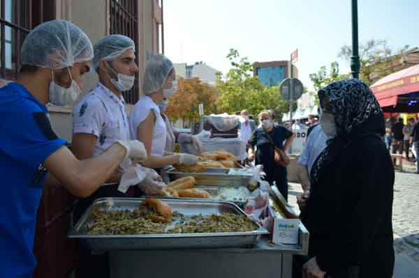 Bu sene balık da boldur. Yiyen var, yemeyen var en azından sezon başında balığı tanıtmak için öyle bir kampanya düşündük. 750 kilo balık pişiyor, 5 bin ekmek dağıtılır diye düşünüyorum. Saat 14.00'da başladı ve saat 16.00'a kadar devam ediyor” dedi.