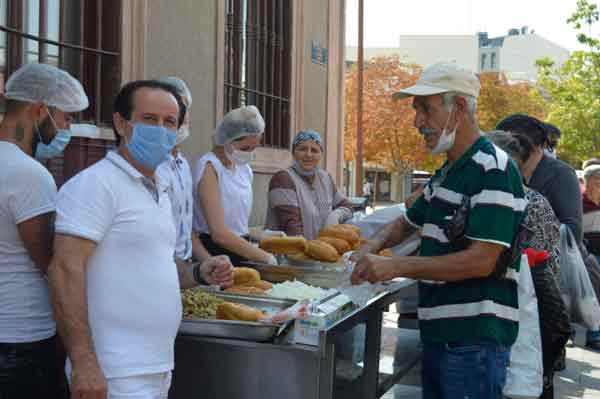 Öte yandan ücretsiz balık ekmeğini almaya gelen vatandaşlar da yapılan bu uygulamadan mutlu olduğu dile getirerek balıkçı esnafın kazançlarının bol olmasını diledi.