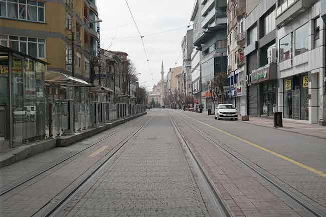 Kırmızı yani yüksek risk taşıyan Eskişehir’de vatandaşlar tarafından sıklıkla tercih edilen Adalar, İsmet İnönü ve İki Eylül Caddesi gibi işlek caddeler hafta sonu boş kaldı.