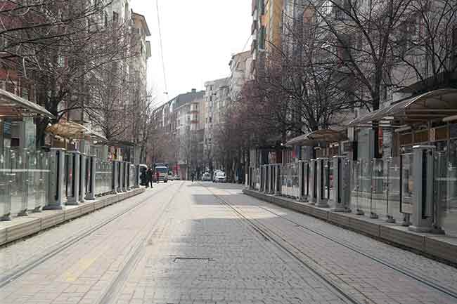 İnsanların yokluğunda sessizliğe bürünen caddelerde sadece paket servis yapan bazı işletmeler ve marketlerin açık olduğu görüldü.