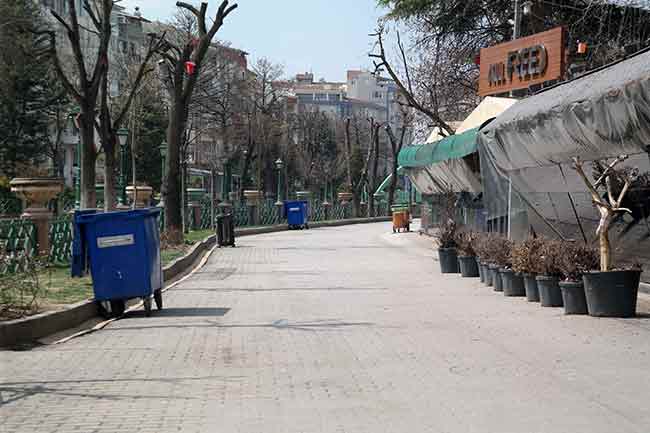 Korona virüs tedbirleri kapsamında yayınlanan yeni haritada rengi kırmızıya dönen Eskişehir’de, hafta sonu yasaklarının gelmesiyle birlikte işlek caddeler boş kaldı