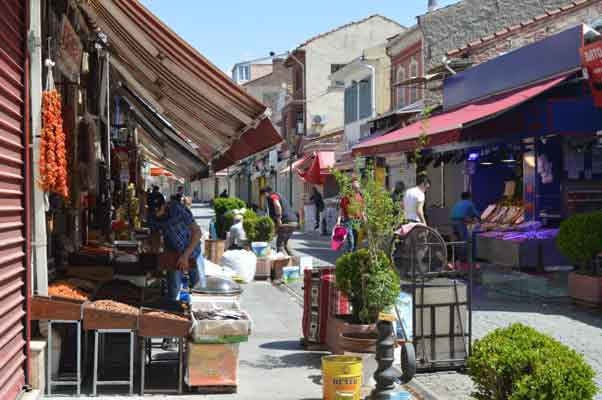 Dükkânları sadece etrafında ikamet edenler için açtığı belirten Polat, “Biz yakın olan komşular için açıyoruz. Onlar ara sıra geliyor. Gelip de boş dönmesin diye bir açığız. Zararımız olacak. Ama yine müşteri kaybı yaşamamak için hizmetlerindeyiz” dedi.