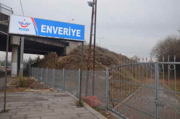 Eskişehir Enveriye İstasyonu içinde bulunan Behiç Erkin’in kabrine giden yol üzerindeki kapıya kilit vuruldu. Anmak için mezara gidenler kapıdan geri dönmek zorunda kalıyor. 