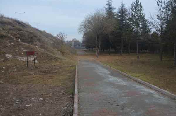 Eskişehir Enveriye İstasyonu içinde bulunan Behiç Erkin’in kabrine giden yol üzerindeki kapıya kilit vuruldu. Anmak için mezara gidenler kapıdan geri dönmek zorunda kalıyor. 