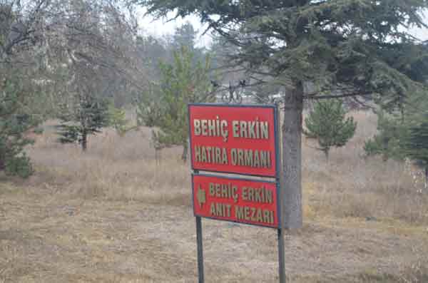 Eskişehir Enveriye İstasyonu içinde bulunan Behiç Erkin’in kabrine giden yol üzerindeki kapıya kilit vuruldu. Anmak için mezara gidenler kapıdan geri dönmek zorunda kalıyor. 