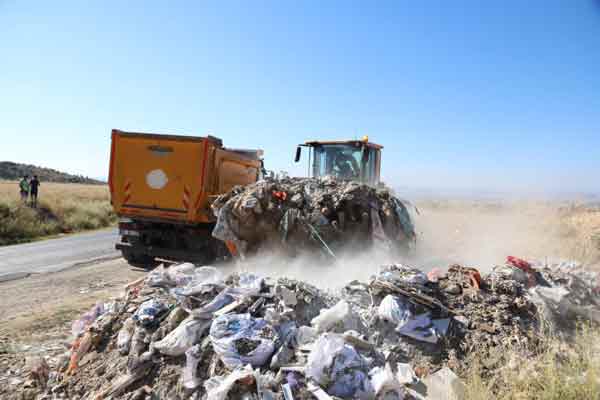 Son yıllarda Odunpazarı ilçesinde 8 bin ton, Tepebaşı’nda ise 5 bin 800 ton kaçak dökülen atığı kendi tesislerinde bertaraf ettiklerini belirten Büyükşehir Belediyesi yetkilileri, tüm vatandaşları uyararak kaçak dökümlerin büyük cezai yaptırımları olduğuna vurgu yaptılar. Kaçak dökümler ile ilgili ihbarların ivedilikle değerlendirildiğini belirten yetkililer “Doğayı tüm insanoğlu ortak kullanıyoruz. O yüzden bu konuda tüm yurttaşlarımıza sorumluluklar düşüyor. Öncelikle hem çevrenin hem yer altı sularının temiz tutulması için hafriyat atıklarımızı çevreye dökmemeliyiz. Kaçak dökümler ile ilgili ihbarların, kurumlar tarafından titizlikle değerlendirilmesi ve yetkili kurumlarca etkin denetimler yapılması şart...