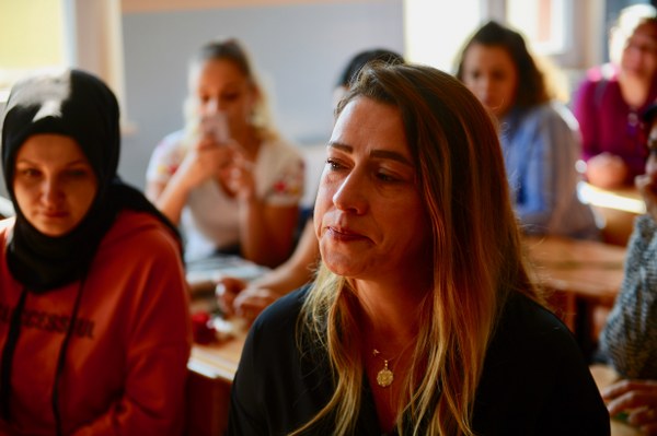 Eskişehir'de geçirdiği kazada yaşamını yitiren sınıf öğretmeni Burcu Öğretir için görev yaptığı okulda düzenlenen anma etkinliğinde, mesai arkadaşları, öğrencileri ve veliler gözyaşlarına hakim olamadı