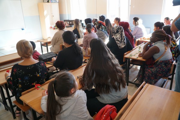 Eskişehir'de geçirdiği kazada yaşamını yitiren sınıf öğretmeni Burcu Öğretir için görev yaptığı okulda düzenlenen anma etkinliğinde, mesai arkadaşları, öğrencileri ve veliler gözyaşlarına hakim olamadı